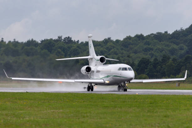 бизнес-джет dassault falcon 7x вылетел из аэропорта фарнборо. - falcon стоковые фото и изображения