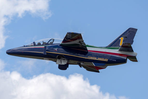 aviones de entrenamiento aermacchi m-345 de la fuerza aérea italiana que salen del aeropuerto de farnborough. - pilot cockpit airplane training fotografías e imágenes de stock