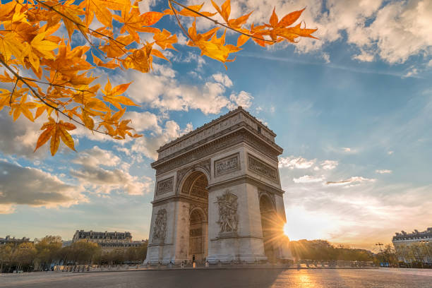 parigi francia tramonto skyline della città all'arco di trionfo e champs elysees con foglia di foglia d'autunno - arc arc de triomphe paris france street foto e immagini stock