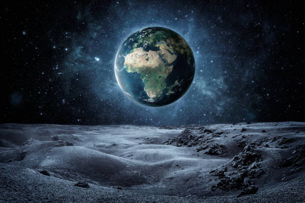 planeta ziemia widziana fron powierzchni księżyca z kopią przestrzeni - volcanic crater zdjęcia i obrazy z banku zdjęć