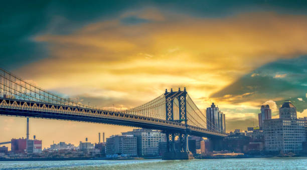 ブルックリン橋の夕日、ニューヨークの歴史的建造物 - lower downtown ストックフォトと画像
