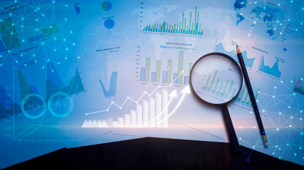 lupa y documentos con datos analíticos sobre la mesa y gráfico de realidad virtual digital - investigación de mercados fotografías e imágenes de stock