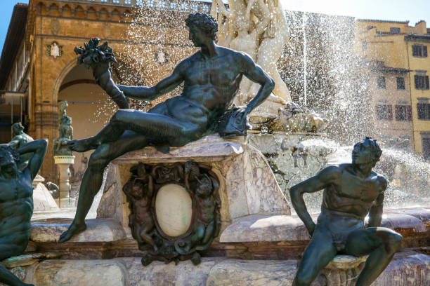 un détail des statues en bronze de la fontaine de neptune sur la piazza della signoria au cœur de florence en toscane - tuscany florence italy italy neptune photos et images de collection