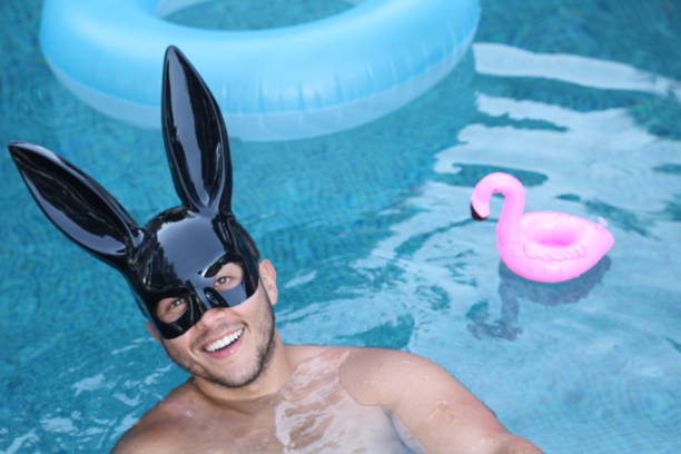 homem sedutor usando máscara de coelho na piscina - fetish mask - fotografias e filmes do acervo