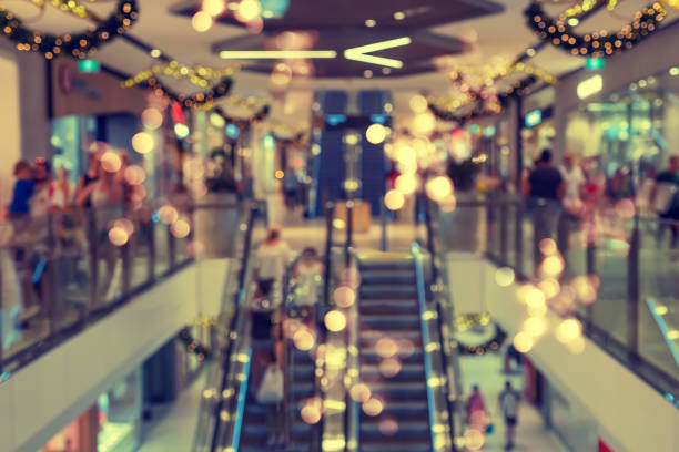 abstrakcyjne rozmazane wnętrze centrum handlowego z ozdobami świątecznymi na tle - shallow depth of focus zdjęcia i obrazy z banku zdjęć