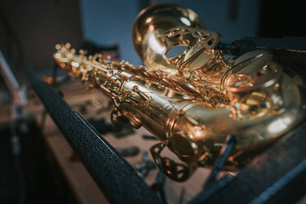 instrumento de viento de música de saxofón alto - light jazz fotografías e imágenes de stock