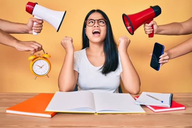 jovem asiática frustrada com exame univeristy, gritando estressado para o prazo escolar - university education screaming shouting - fotografias e filmes do acervo