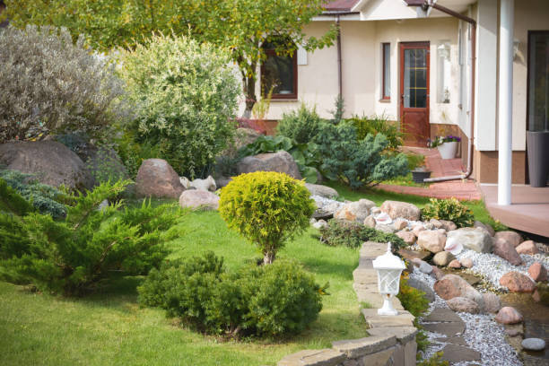 bella casa di campagna e giardino - fountain landscaped ornamental garden flower bed foto e immagini stock