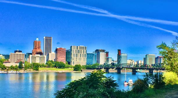 reflective downtown portland se hawthorne blvd with jet trails - jet way imagens e fotografias de stock