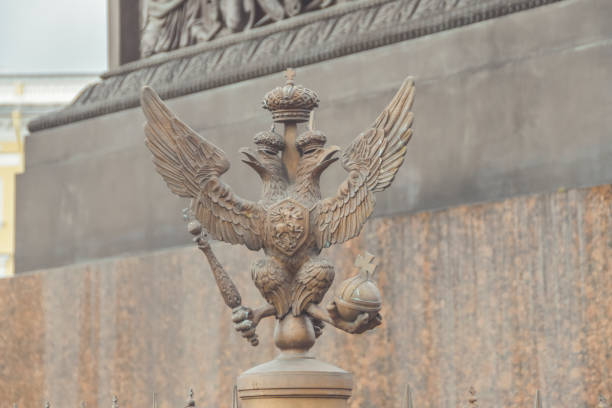 trójgłowy orzeł z mieczem i berłem symbolu władzy carskiej rosji - artificial wing wing eagle bird zdjęcia i obrazy z banku zdjęć