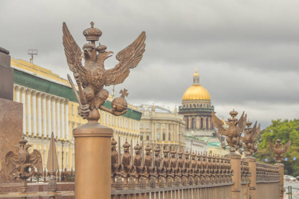 trójgłowy orzeł z mieczem i berłem symbolu władzy carskiej rosji - artificial wing wing eagle bird zdjęcia i obrazy z banku zdjęć