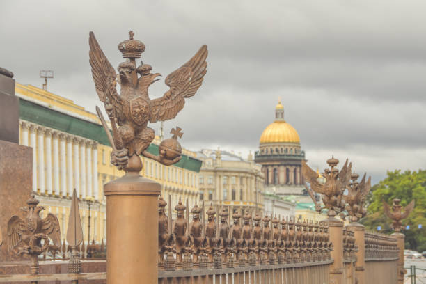 águia de três cabeças com espada e cetro de símbolo de poder da rússia czarista - artificial wing wing eagle bird - fotografias e filmes do acervo