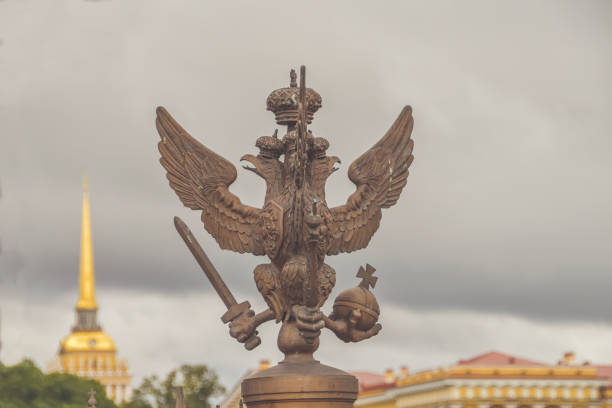 trójgłowy orzeł z mieczem i berłem symbolu władzy carskiej rosji - artificial wing wing eagle bird zdjęcia i obrazy z banku zdjęć