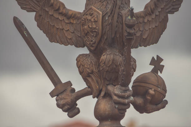 águia de três cabeças com espada e cetro de símbolo de poder da rússia czarista - artificial wing wing eagle bird - fotografias e filmes do acervo