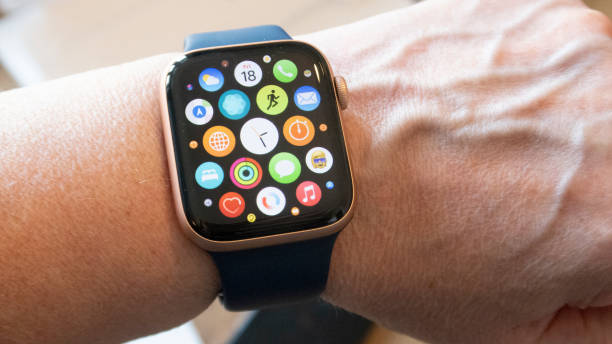 apple watch series 6 wearable tech - iphone trading stock market finance imagens e fotografias de stock