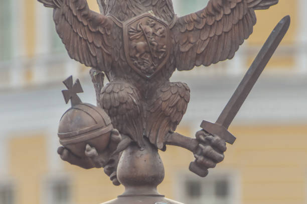 águia de três cabeças com espada e cetro de símbolo de poder da rússia czarista - artificial wing wing eagle bird - fotografias e filmes do acervo