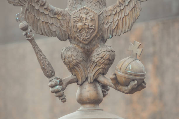 águia de três cabeças com espada e cetro de símbolo de poder da rússia czarista - artificial wing wing eagle bird - fotografias e filmes do acervo