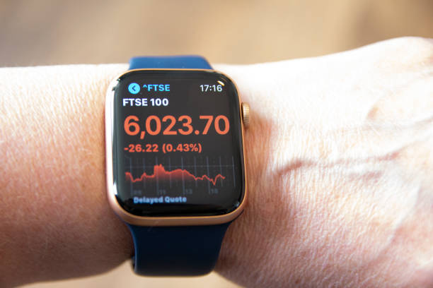 apple watch series 6 wearable tech - iphone trading stock market finance imagens e fotografias de stock