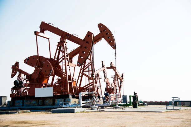 フィールド内のオイルポンプとリグ - oil industry oil construction platform oil field ストックフォトと画像
