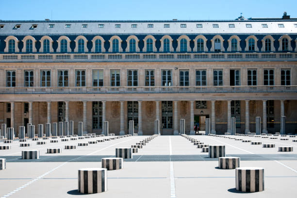 burensäulen im palais royal, ohne menschen, während der covid19-sperrung in paris - palais royal stock-fotos und bilder