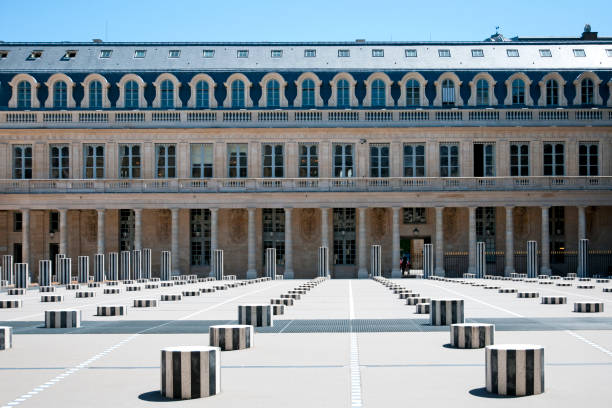 бурен колонны во дворце королевской, без людей, во время covid19 блокировки в париже - palais royal стоковые фото и изображения
