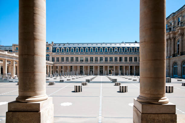 burensäulen im palais royal, ohne menschen, während der covid19-sperrung in paris - palais royal stock-fotos und bilder