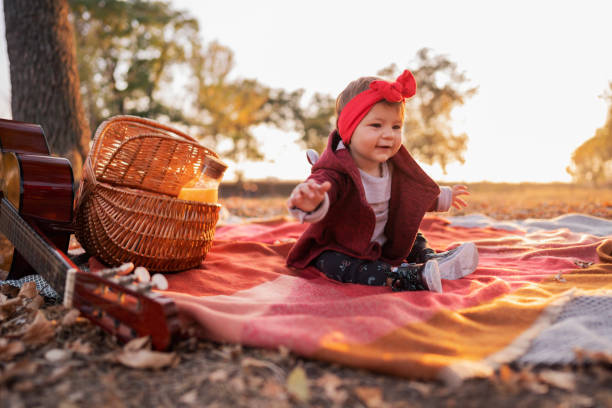 comme les étoiles sont au ciel, sont donc les enfants de notre monde - baby people headband portrait photos et images de collection