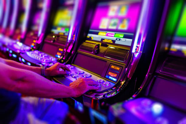 pria berjudi di mesin slot elektronik di kasino - slot dana potret stok, foto, & gambar bebas royalti