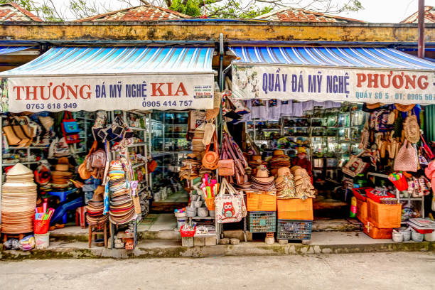 tiendas turísticas junto a las montañas de mármol en da nang vietnam - cham mask fotografías e imágenes de stock