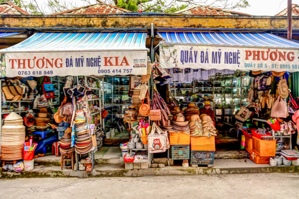 lojas turísticas ao lado das montanhas de mármore em da nang vietnam - cham mask - fotografias e filmes do acervo