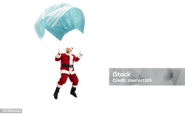 De Kerstman Die Op Reusachtig Gezichtsmasker Als Op Ballon Vliegt Die Op Witte Achtergrond Wordt Geïsoleerd Stockfoto en meer beelden van Humor