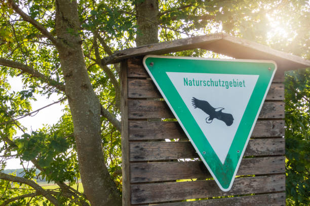 schild naturschutzgebiet, deutschland - artenschutz stock-fotos und bilder