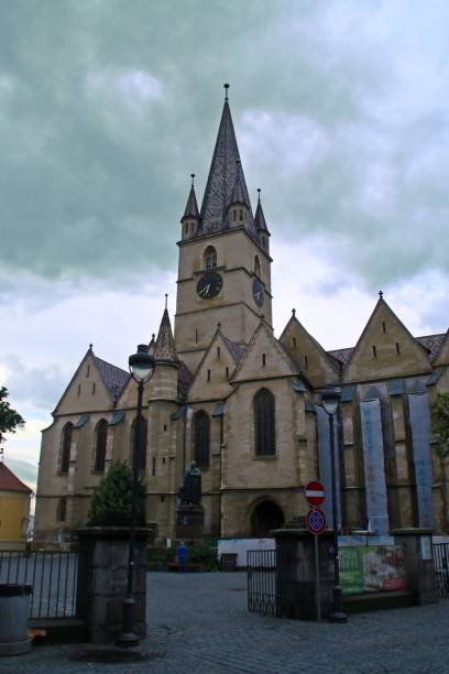 luterańska katedra najświętszej maryi panny w sybinie. - statue vertical full length front view zdjęcia i obrazy z banku zdjęć