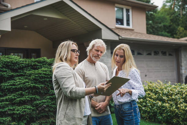 istock Couple and Real Estate Agent 1273908011