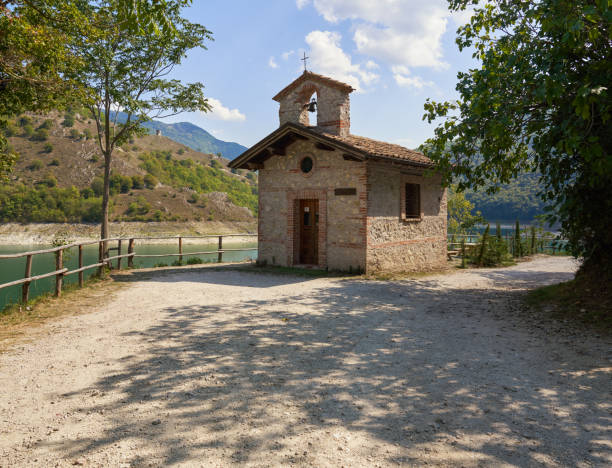 chiesetta di san rocco by castel di tora at lago del turano in lazio, italy - san rocco foto e immagini stock