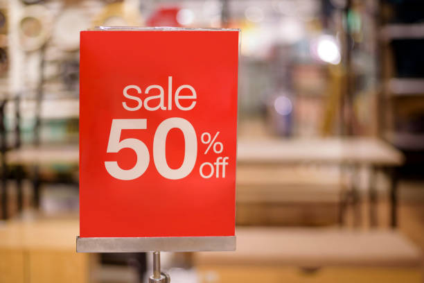 vendita segno del 50% nel centro commerciale - shopping mall retail shopping sale foto e immagini stock