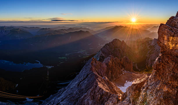 beau lever de soleil sur la montagne de zugspitze - zugspitze mountain photos et images de collection
