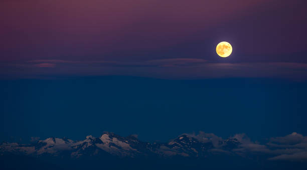 the full moon - light effect full moon mountain peak european alps imagens e fotografias de stock