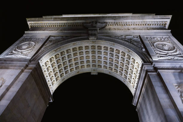 new york, ny / usa - 19. september 2020: nahaufnahme des washington square arch im washington square park in new york in der nacht - washington square triumphal arch stock-fotos und bilder