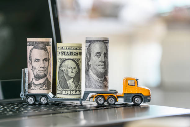 us usd 1, 5, 100 dollar scheine, ein anhänger lkw auf einem laptop - currency growth making money protection stock-fotos und bilder