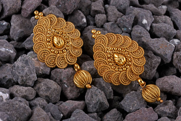 美しい黄金のイヤリング、高級女性ジュエリー、インドの伝統的なジュエリー、インドのジュエリー、ブライダルゴールドイヤリングウェディングジュエリー - antique traditional culture earring pair ストックフォトと画像