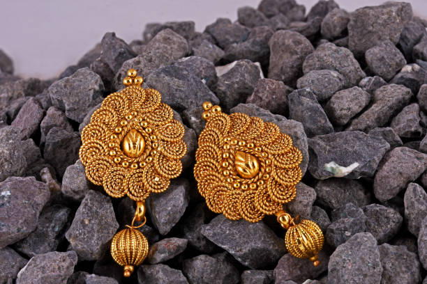 美しい黄金のイヤリング、高級女性ジュエリー、インドの伝統的なジュエリー、インドのジュエリー、ブライダルゴールドイヤリングウェディングジュエリー - antique traditional culture earring pair ストックフォトと画像