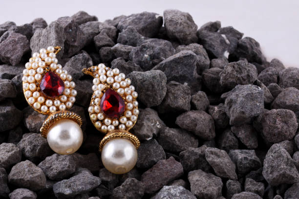 ルビーの宝石、高級女性ジュエリー、インドの伝統的なジュエリー、インドのジュエリー、ブライダルゴールドイヤリングウェディングジュエリーと真珠のイヤリング - antique traditional culture earring pair ストックフォトと画像
