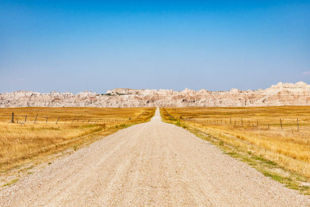 грязная дорога в badlands - badlands prairie landscape badlands national park стоковые фото и изображения