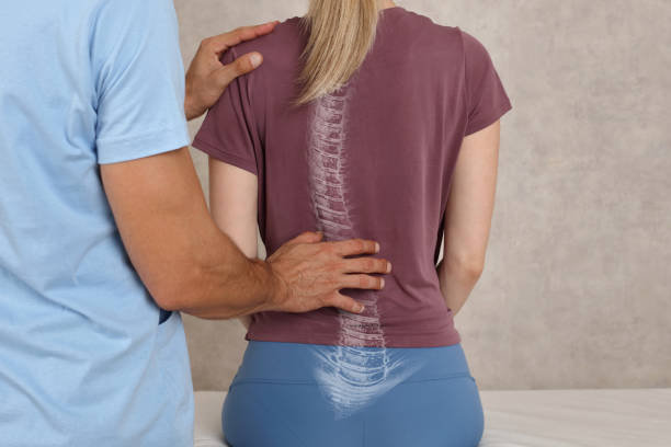 skoliose wirbelsäulenkurve anatomie, haltungskorrektur. chiropraktische behandlung, rückenschmerzlinderung. - human spine chiropractic adjustment backache human bone stock-fotos und bilder