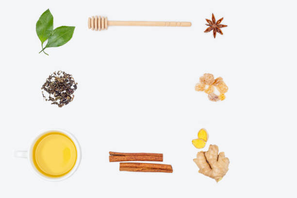 Layout of cup of oolong tea with fresh leaves, heap dry green tea, candy sugar and ginger root on white background, copy space for text. Organic herbal, green asian tea for the tea ceremony. Flat lay disposición de la taza de té oolong con hojas frescas, montón de té verde seco, azúcar de caramelo y raíz de jengibre sobre fondo blanco, copiar espacio para el texto. hierba orgánica, té asiático verde para la ceremonia del té. lay plano