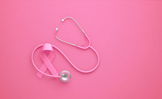 Estetoscopio rosa y cinta de concienciación sobre el cáncer de mama rosa sobre el fondo rosa photo