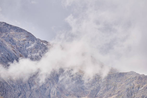 pico de montaña nebulosa en las nubes - acute mountain sickness fotografías e imágenes de stock