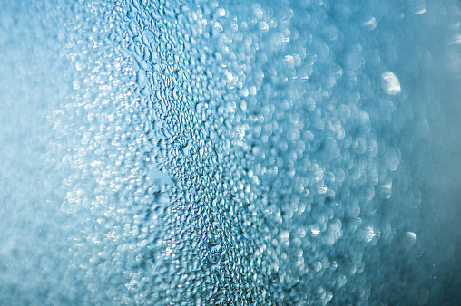 942217844 istock Fondo bokeh borroso abstracto con gotas de lluvia de roc�o en el cristal de la ventana 1273948646