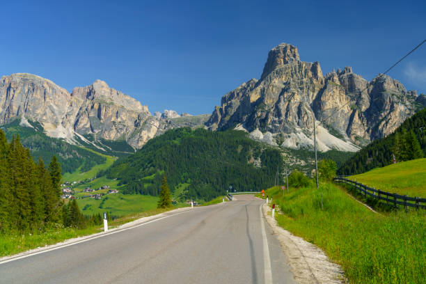 mountain landscape along the road to campolongo pass, dolomites - cordevole valley stock-fotos und bilder